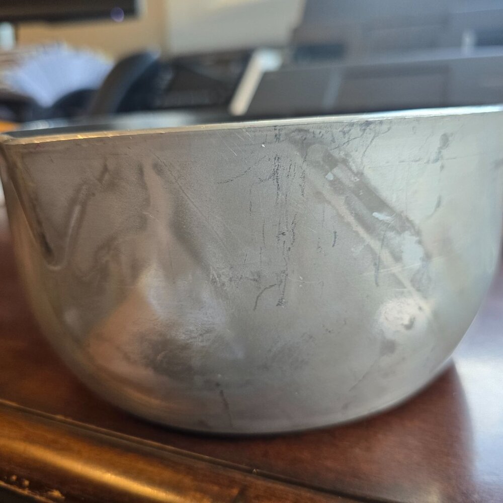 Vintage Mirro 2 Quart (1.9L) Saucepan - Non-Stick with Wooden Handle - Picture 12 of 14